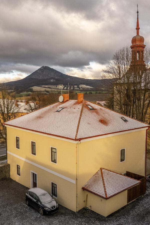 Penzion Fara Pod Milesovkou Velemin Extérieur photo